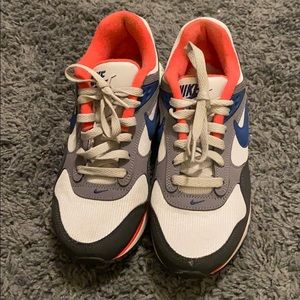 Women’s size 7.5 Nike air max tennis shoes